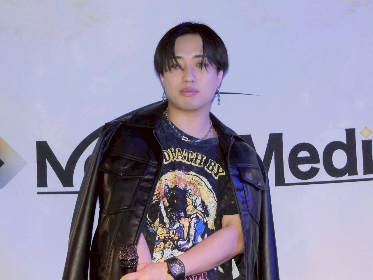 Tシャツ姿でステージに立つ前田健人