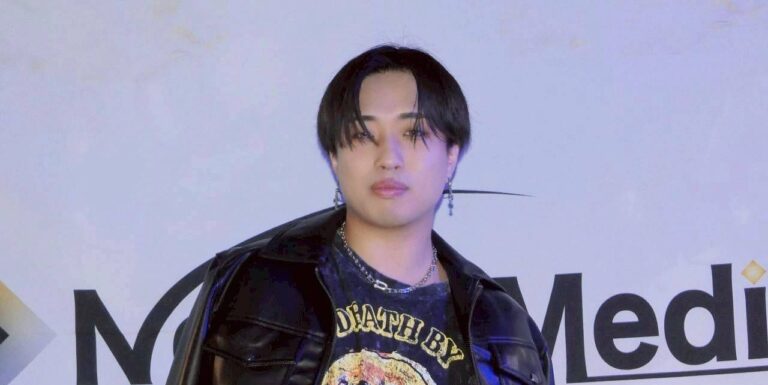 Tシャツ姿でステージに立つ前田健人