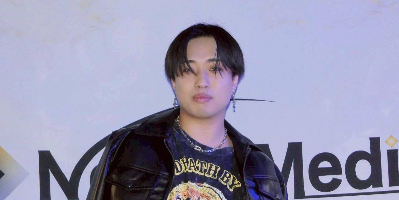 Tシャツ姿でステージに立つ前田健人